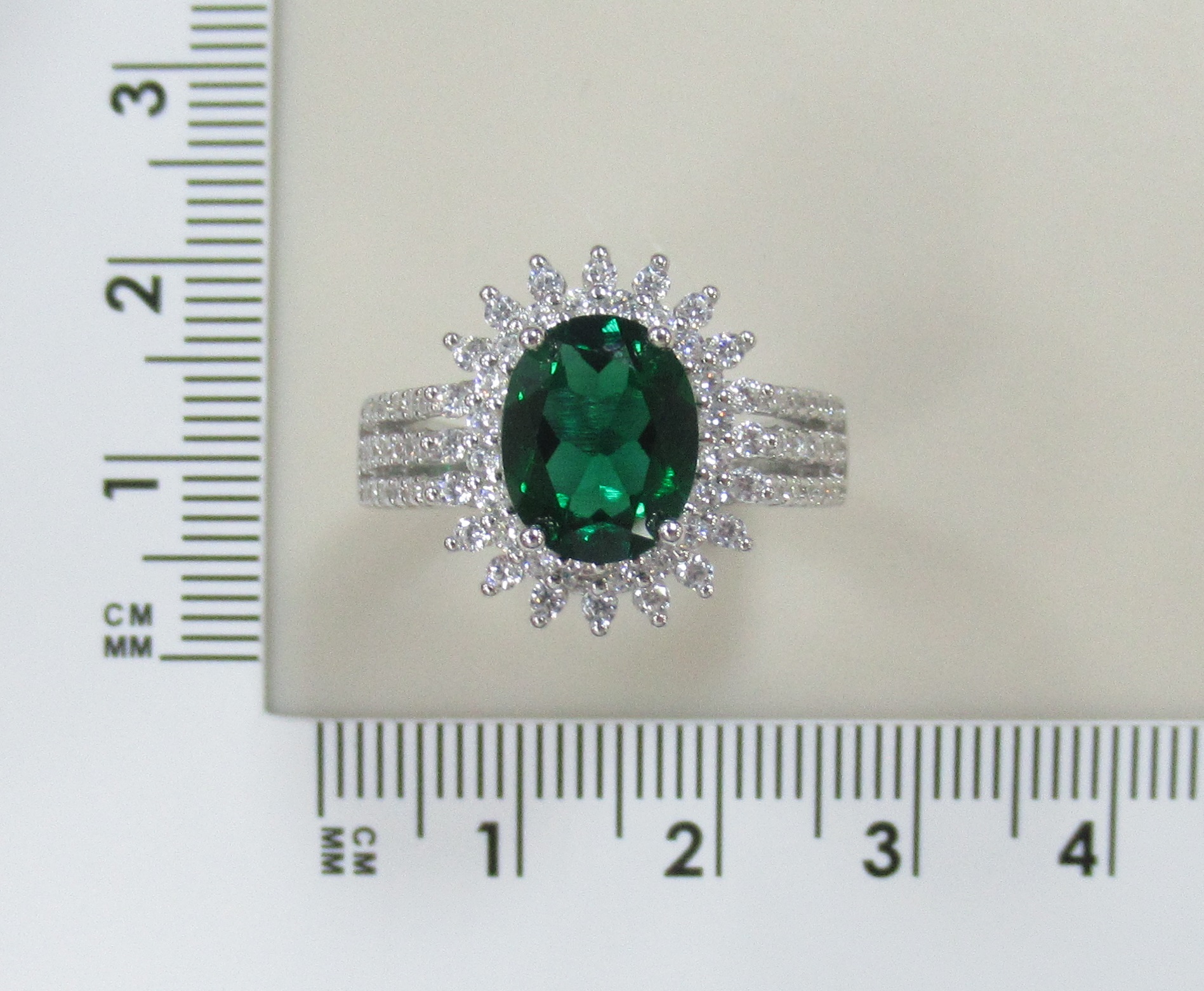 Серебряное кольцо с выращенным изумрудом